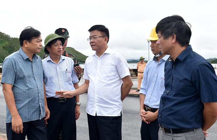 Phó Thủ tướng Lê Thành Long và đoàn công tác tại hồ thủy điện Thác Bà. (Ảnh: VGP)