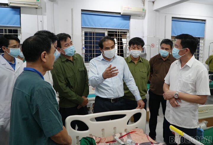 Chủ tịch UBND tỉnh Trịnh Xuân Trường thăm hỏi người dân bị nạn.