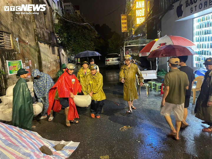 Lực lượng trực phòng chống ngập úng của phường Minh Khai chuẩn bị vật tư sẵn sàng ứng phó khi mực nước sông Đáy dâng cao.