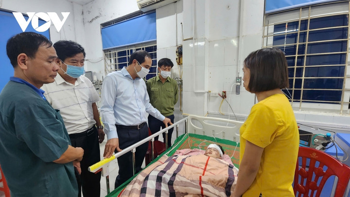 Ông Trịnh Xuân Trường - Chủ tịch UBND tỉnh Lào Cai thăm hỏi các nạn nhân đang điều trị tại bệnh viện.