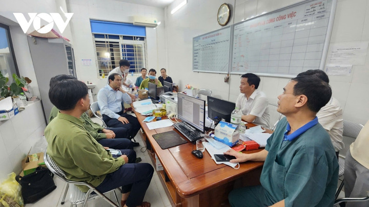 Chủ tịch UBND tỉnh Lào Cai bàn phương án khắc phục với lãnh đạo địa phương và ngành y tế.