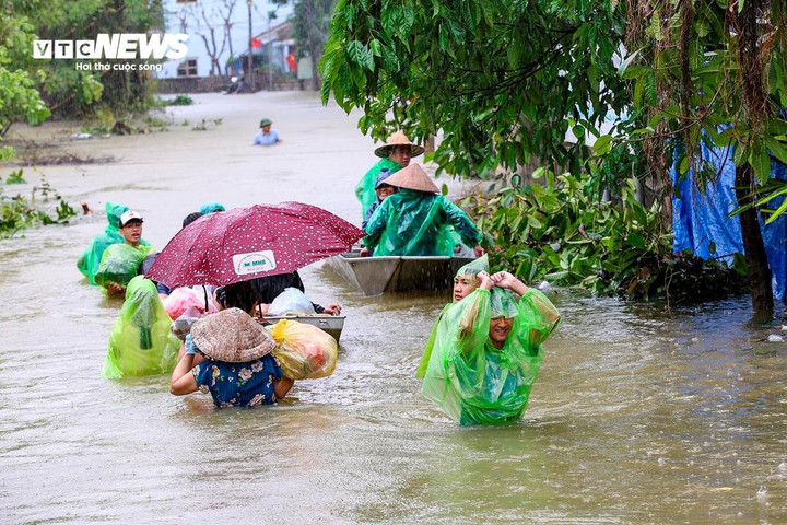 Nước lũ từ sông Bùi lên trong đêm khiến nhiều nơi ở xã Nam Phương Tiến (huyện Chương Mỹ, Hà Nội) chìm trong biển nước. (Ảnh: Chí Hiếu)