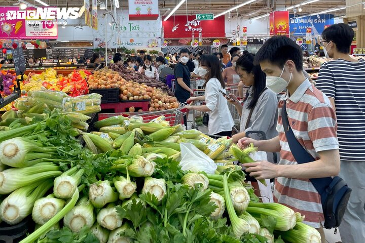 Nhiều siêu thị vẫn dồi dào hàng hóa sau bão Yagi. (Ảnh minh họa: Minh Đức)