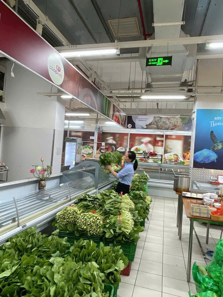 Rau xanh được nhập về siêu thị liên tục trong ngày.