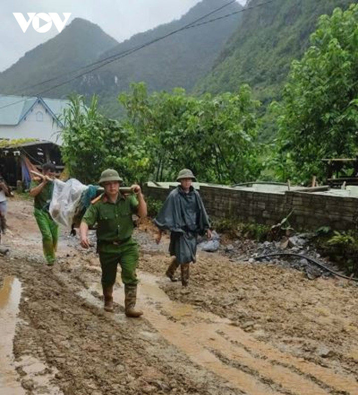Lực lượng cứu hộ đưa nạn nhân ra ngoài bằng cách đi bộ do sạt lở giao thông nghiêm trọng.
