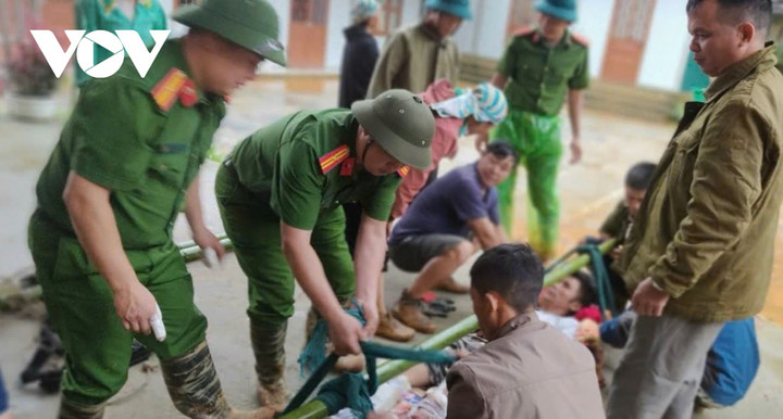 Cáng trở thành phương pháp duy nhất đưa người bị thương đi cấp cứu. Sau gần 2 ngày nỗ lực, lực lượng cứu hộ tìm thấy toàn bộ 11 thi thể nạn nhân tại xóm Lũng Súng, xã Yên Lạc và kịp thời hỗ trợ y tế cho 10 người bị thương.