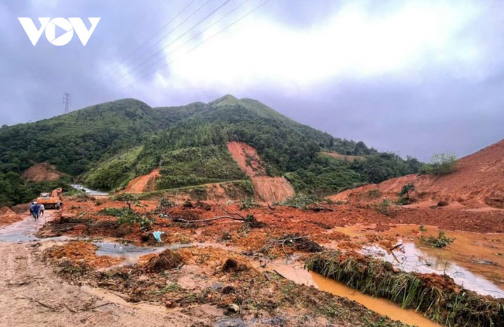 Triển khai tìm kiếm cứu nạn tại điểm sạt lở trên tuyến Quốc lộ 34, xóm Khuổi Ngọa, xã Ca Thành.