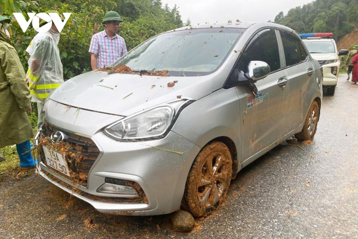 Một ô tô được tìm thấy tại khu vực sạt lở Km180+680 Quốc lộ 34, xã Ca Thành, nhưng không có người bên trong.