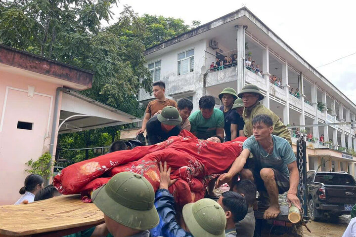 Nạn nhân từ vùng lũ thôn Làng Nủ được đưa đến Bệnh viện Đa khoa huyện Bảo Yên. (Ảnh: Báo Lào Cai)