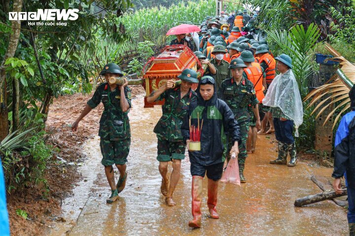 Sau khi hoàn tất thủ tục khâm niệm, lực lượng chức năng đưa các nạn nhân đi an táng.