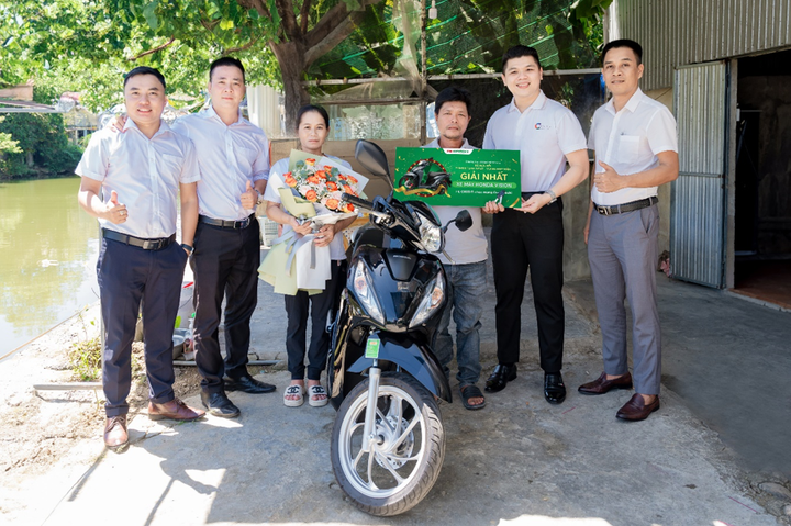 Đại diện FE CREDIT trao giải nhất xe Honda Vision đến khách hàng may mắn trong đợt 3 của chương trình. (Ảnh: FE CREDIT)