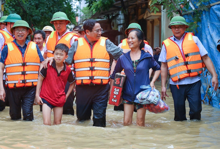 Thủ tướng Phạm Minh Chính đi thị sát, kiểm tra công tác ứng phó mưa lũ, thiên tai, cứu hộ, cứu nạn tại tỉnh Bắc Giang. Ảnh: Nhật Bắc