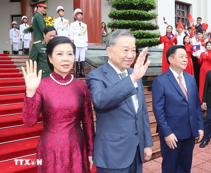 Tổng Bí thư, Chủ tịch nước Tô Lâm và Phu nhân tiễn Tổng Bí thư, Chủ tịch nước Lào Thongloun Sisoulith và Phu nhân. (Ảnh: Trí Dũng/TTXVN)