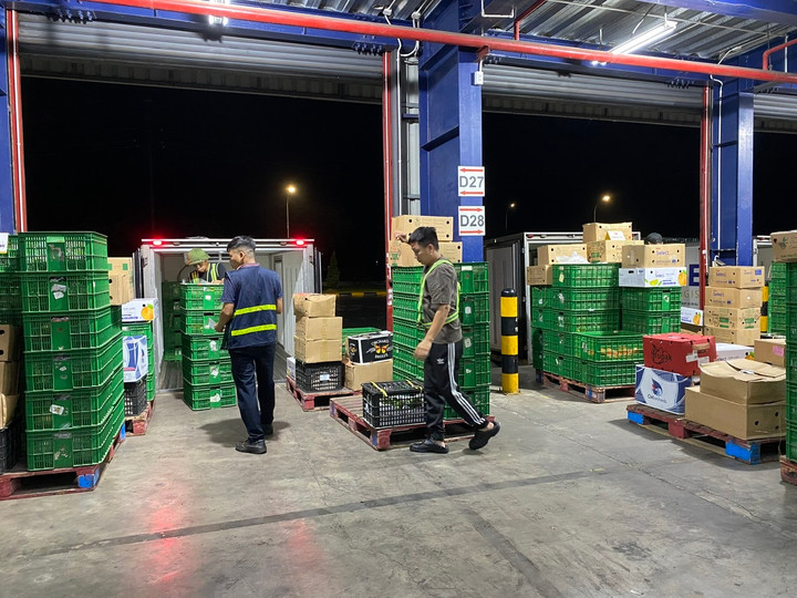 Trung tâm phân phối miền Bắc hoạt động liên tục.