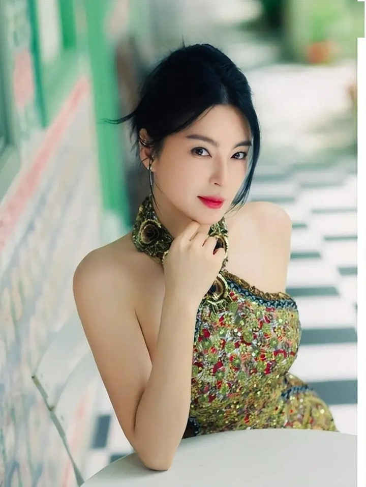 Trương Vũ Kỳ nổi tiếng với lịch sử tình trường phong phú, đặc biệt là chỉ yêu trai trẻ.