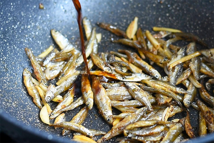 Để giảm bớt mùi tanh, có thể thêm chút rượu nấu ăn. (Nguồn: Sohu)