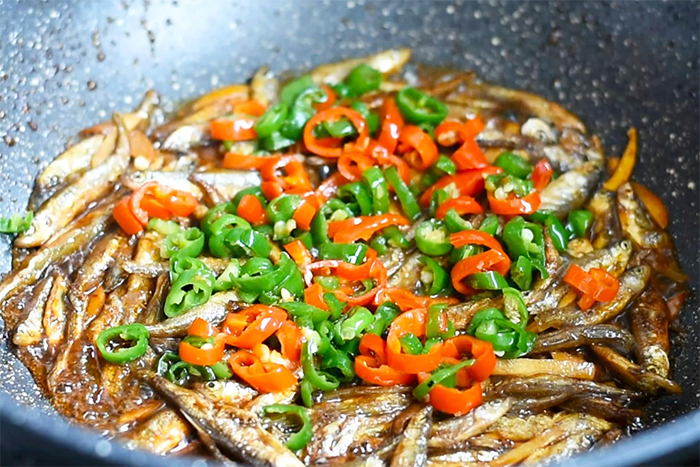 Cho ớt vào sau khi món cá khô rim cay hoàn thành. (Nguồn: Sohu)