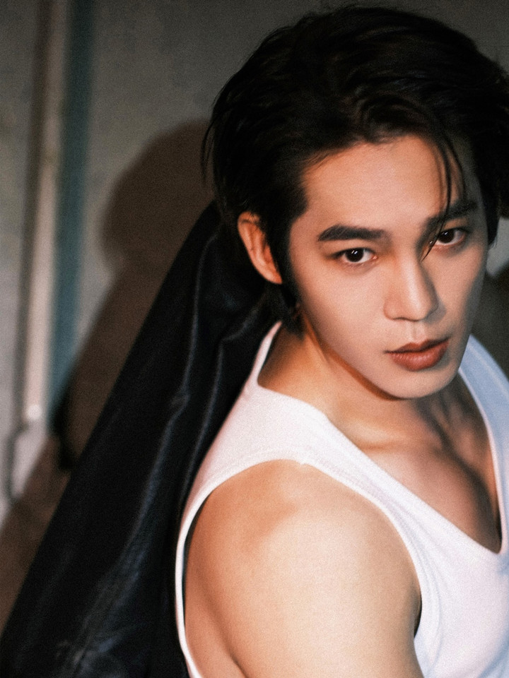 Vu Thích hiện là ngôi sao đang lên của làng giải trí. Ngoài ngoại hình cuốn hút, anh chàng còn được đánh giá là nghệ sĩ đa tài.