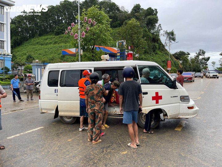 Các tổ chức y tế và các y bác sĩ sẵn sàng cứu hộ những người bị thương.