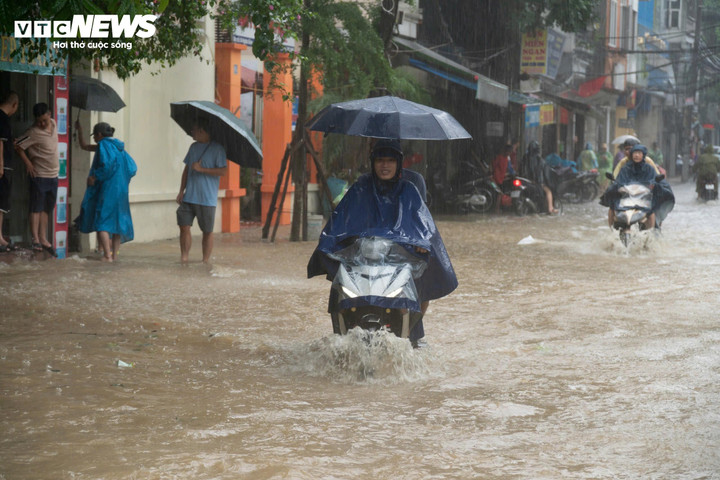 Người dân cho biết họ vẫn bình tĩnh đối phó dòng nước lũ và không chọn phương án di tản. Họ chuẩn bị sẵn đồ ăn, thức uống, bếp gas phòng khi mất điện. Tinh thần là nước đến đâu kê cao đồ đến đấy.