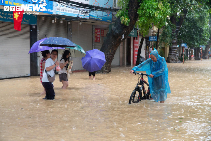 Theo chia sẻ của người dân, lúc 9h30, mực nước chỉ ở dưới đầu gối. Tuy nhiên, sau hơn 1 tiếng đồng hồ, mực nước đã dâng quá gối. Việc đi lại càng lúc càng khó khăn.