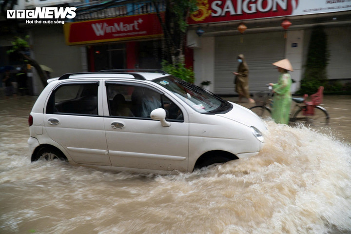 Nước vẫn đang dâng cao khiến cho các phương tiện đi qua khu vực này ngày càng khó khăn.