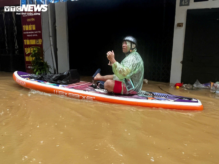 Một số người dùng cả thuyền kayak để đi lại, đảm bảo tính gọn nhẹ.