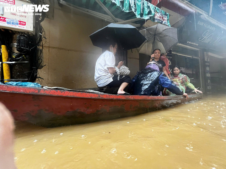 Người dân linh động sử dụng xuồng máy, thuyền để di chuyển tại vùng ngập lụt.