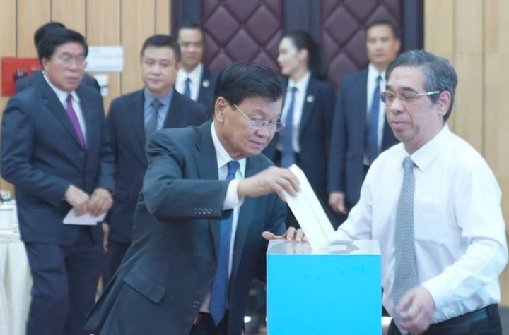 Tổng Bí thư, Chủ tịch nước Lào Thongloun Sisoulith quyên góp ủng hộ người dân Việt Nam khắc phục hậu quả của cơn bão số 3.