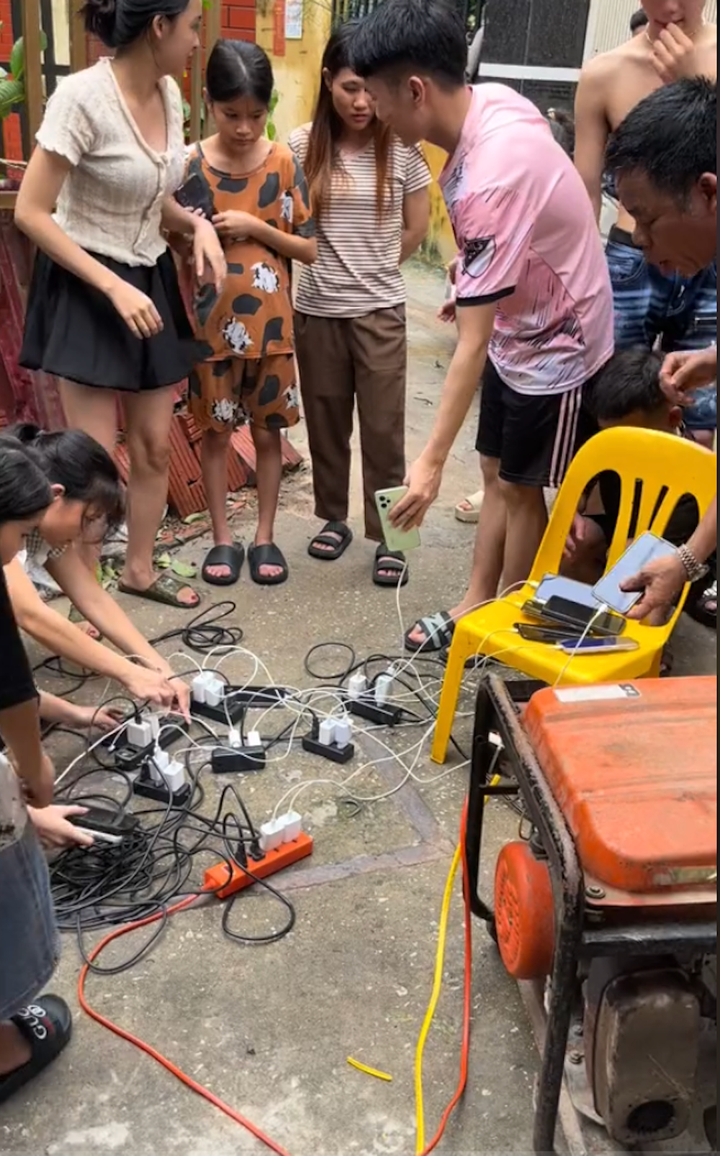 Xúc động những khoảnh khắc hàng xóm giúp nhau trong bão lũ - 3