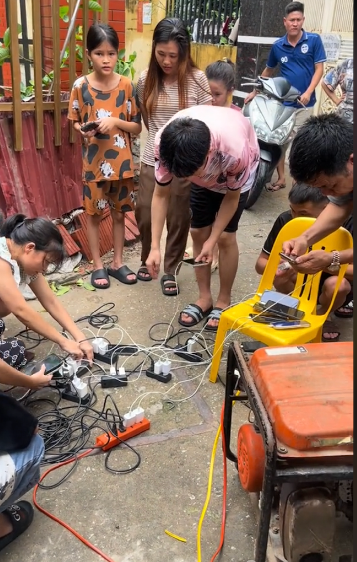 Xúc động những khoảnh khắc hàng xóm giúp nhau trong bão lũ - 4