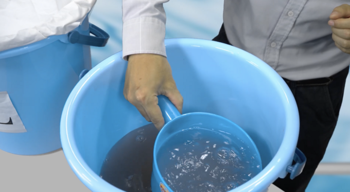 Dùng phèn chua để làm trong nước.