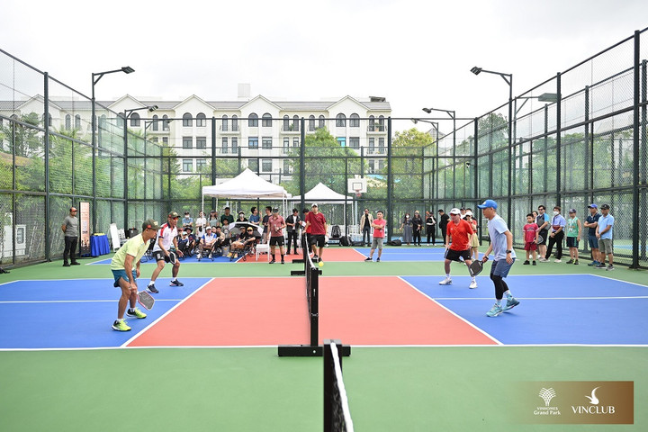 Giải Pickleball “Vì Tương lai xanh Vinhomes - VinFast” thu hút đông đảo cư dân tham gia.