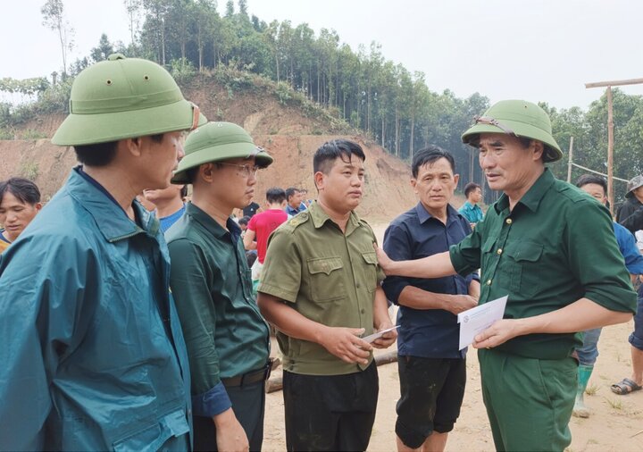 Phó Bí thư Thường trực Tỉnh ủy Vũ Xuân Cường thăm hỏi, trao hỗ trợ cho các gia đình có người thân chết do sạt lở đất.