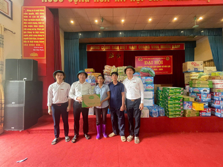 Agribank Chi nhánh tỉnh Vĩnh Phúc vận chuyển nhu yếu phẩm thiết yếu đến các khu vực bị ngập lụt nặng tại các huyện Sông Lô, Lập Thạch, Vĩnh Tường…