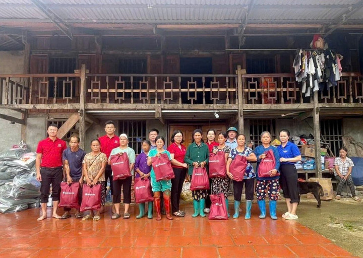 Công đoàn cơ sở và Đoàn thanh niên Agribank Chi nhánh tỉnh Lạng Sơn hỗ trợ bà con bị ảnh hưởng bão lụt tại địa điểm xã Tràng Phái, huyện Văn Quan, Lạng Sơn.