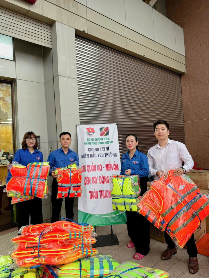Cách xa hàng nghìn cây số, Đoàn thanh niên Agribank Chi nhánh tỉnh Bình Dương đã quyên góp, ủng hộ các đồ dùng thiết yếu đến Nhân dân tỉnh Vĩnh Phúc.