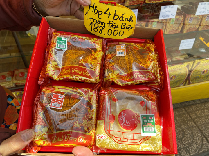 Hộp bánh Trung thu khuyến mãi "mua 1 thành 4" với giá 188.000 đồng. (Ảnh: Đại Việt)