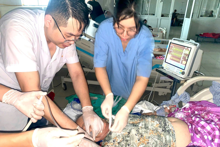 Bác sĩ Hùng cùng các đồng nghiệp cấp cứu cho cụ bà 77 tuổi. (Ảnh: BVCC)