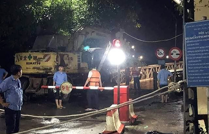 Lực lượng chức năng khắc phục sự cố.