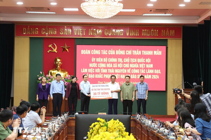 Chủ tịch Quốc hội Trần Thanh Mẫn trao cứu trợ cho lãnh đạo tỉnh Thái Nguyên để khắc phục thiệt hại do bão số 3.