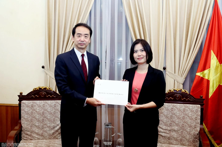 Phó Cục trưởng phụ trách Cục Lễ tân Nhà nước Vũ Hoàng Yến tiếp nhận bản sao Thư ủy nhiệm bổ nhiệm Đại sứ Trung Quốc tại Việt Nam từ ông Hà Vĩ. (Ảnh: Quang Hòa)
