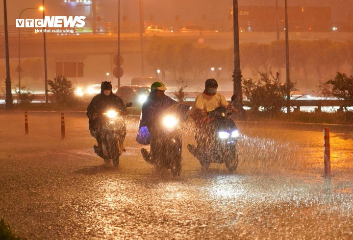 Thời tiết TP.HCM hôm nay 12/9, chiều tối có mưa dông, cục bộ có nơi mưa to.