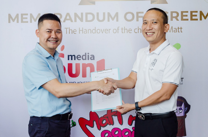 Ông Ngô Xuân Hóa, Tổng Giám đốc Sun Media (bên trái) và ông Tạ Mạnh Hoàng, Nhà sáng lập, Tổng Giám đốc Sconnect (bên phải) ký kết hợp tác chiến lược.