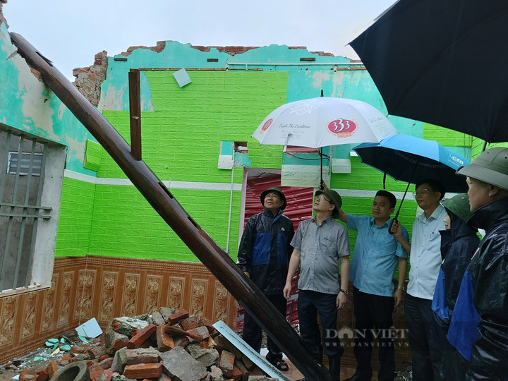 Ông Lương Quốc Đoàn đến thăm hộ gia đình anh Nguyễn Văn Hiền, chị Hoàng Thị Mai, một hộ gia đình có hoàn cảnh khó khăn ở xã Tiên Cường, huyện Tiên Lãng, TP Hải Phòng bị thiệt hại nặng sau bão số 3.