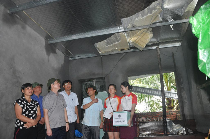 Gia đình chị Cao Thị Thoa ở xã Cộng Hiền, huyện Vĩnh Bảo bị bão thổi bay mất mái nhà và tàn phá nhiều công trình phụ.