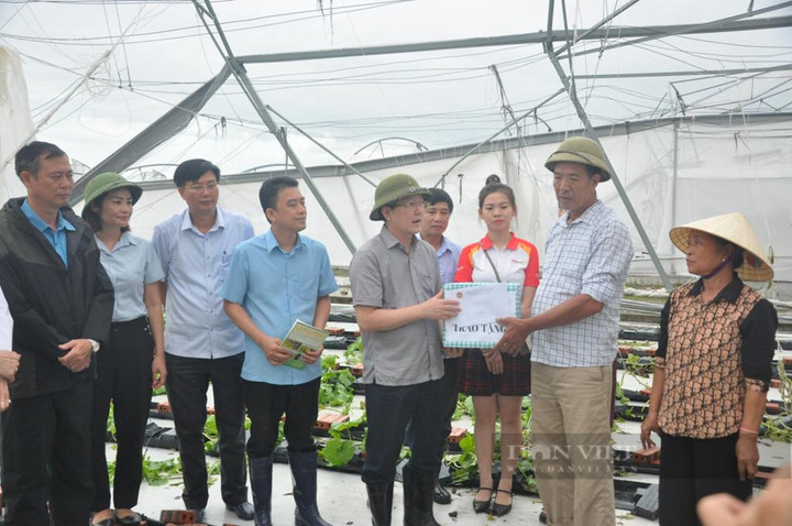 Ông Lương Quốc Đoàn trao quà, động viên gia đình ông Đặng Văn Phúc ở xã Tam Đa, huyện Vĩnh Bảo (TP Hải Phòng) sớm vượt qua khó khăn.