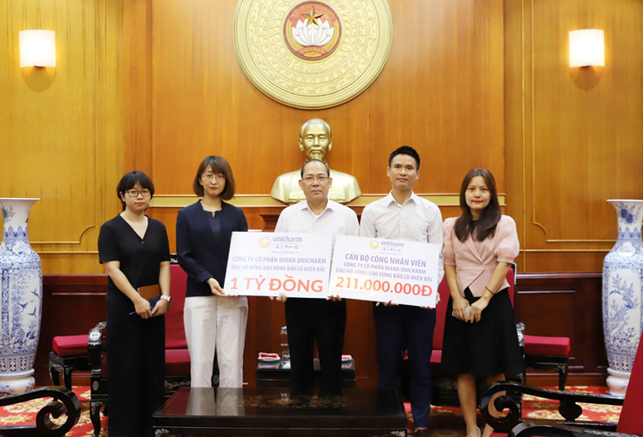 Đại điện Diana Unicharm trao ủng hộ qua Ủy Ban Trung Ương Mặt trận Tổ quốc Việt Nam.