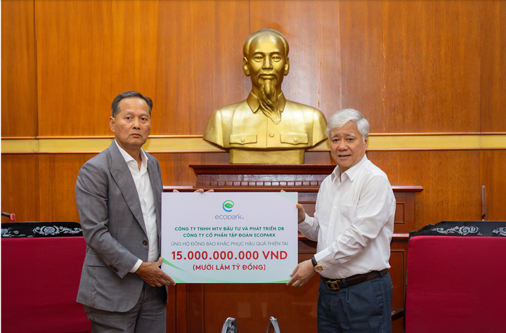 Ông Đỗ Văn Chiến, Chủ tịch Ủy ban Trung ương Mặt trận Tổ quốc Việt Nam, tiếp nhận ủng hộ từ Nhà sáng lập Ecopark.