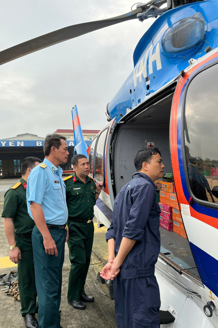 Bên trong một chuyến bay chở hàng cứu trợ từ Hà Nội lên Cao Bằng - 6